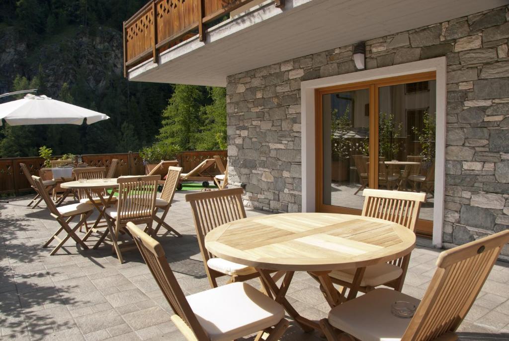 Miramonti Hotel Valtournenche Bagian luar foto